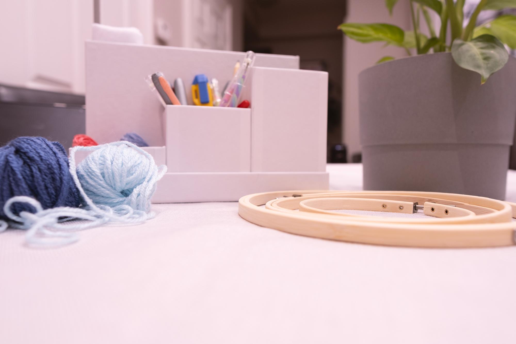 Dettaglio tavolo da lavoro con materiali per ricamo