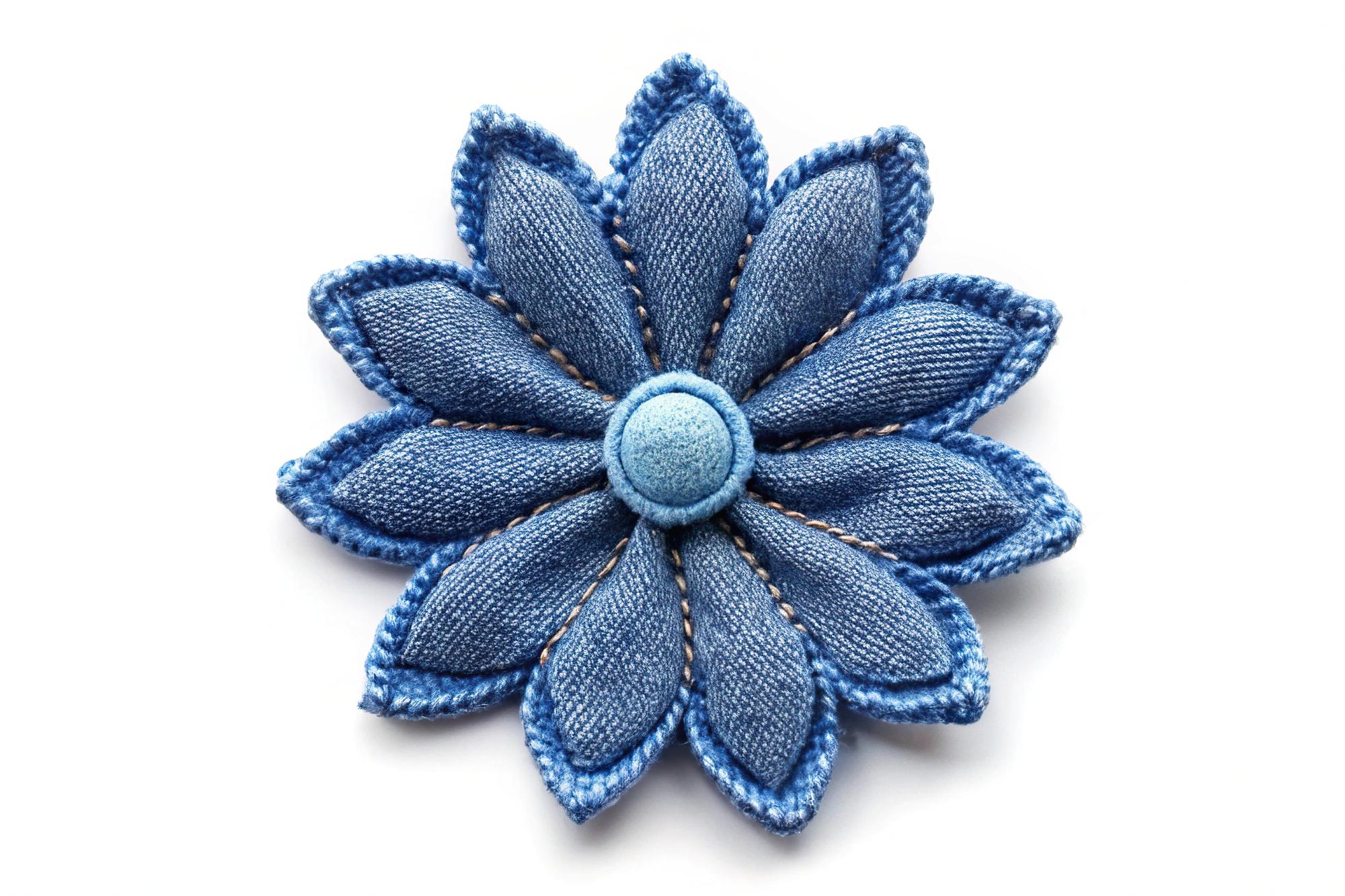 Composizione floreale ricamata su tasca jeans