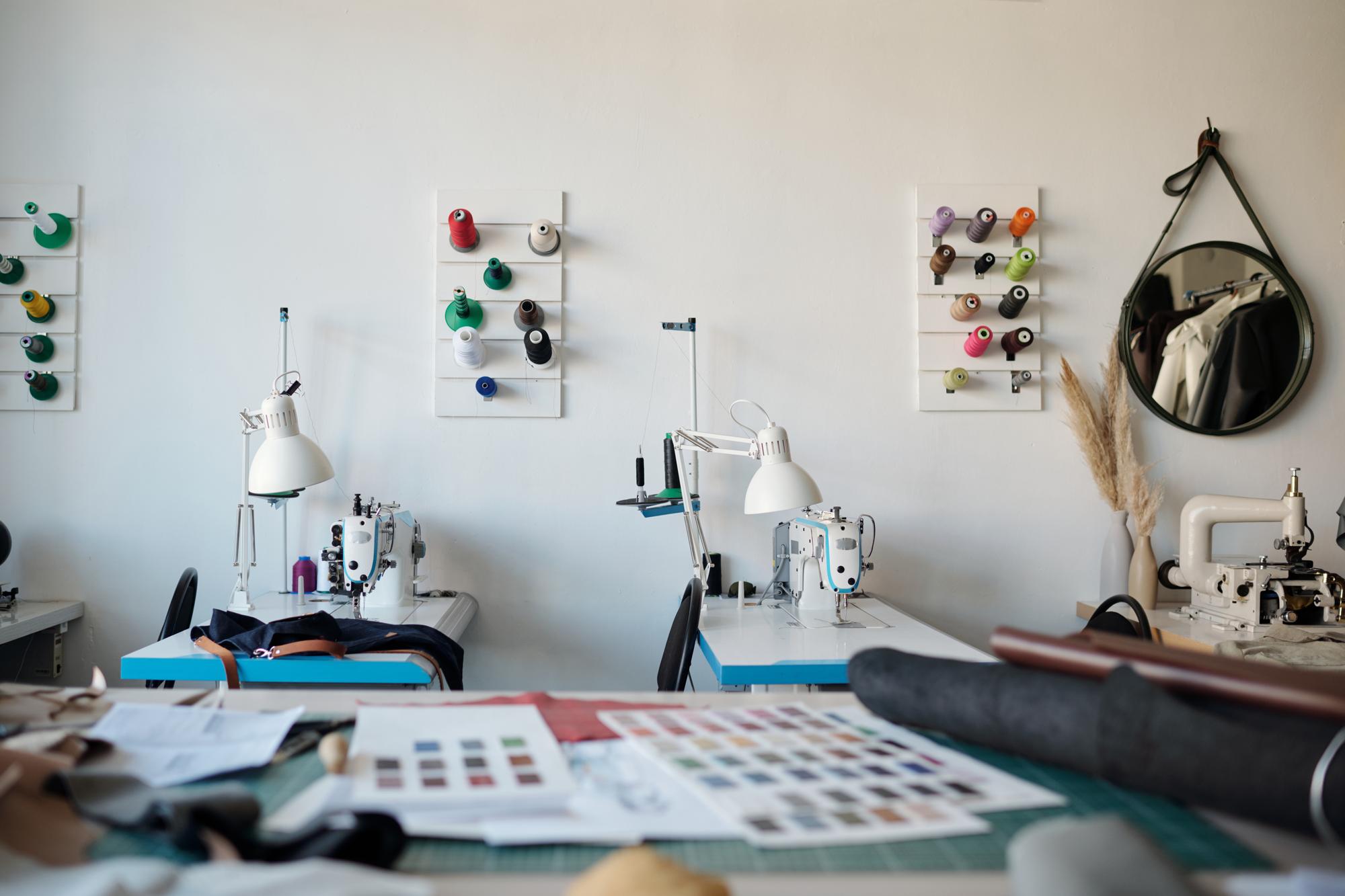 Macchina da ricamo con telaio su tavolo da lavoro